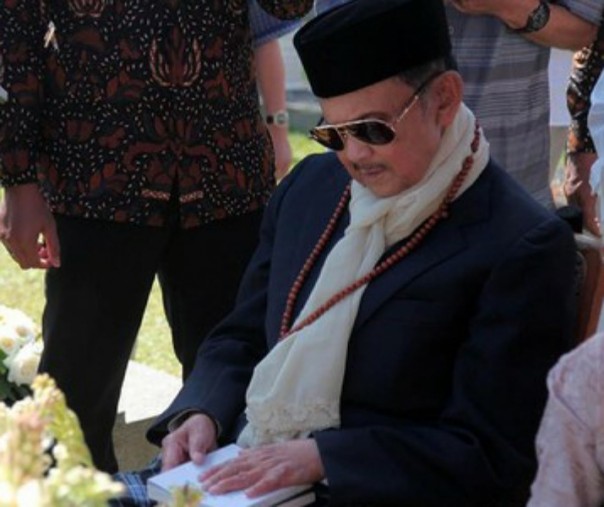 BJ Habibie saat berziarah ke makam Ainun. Foto: Detik.com.