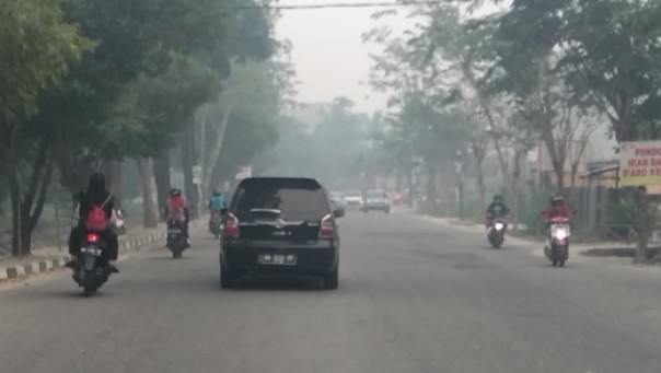 Kondisi kabut asap di Kota Pekanbaru masih pekat (foto: barkah/riau1.com)