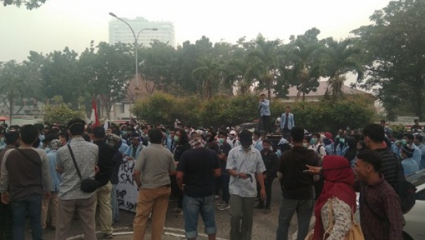 Ratusan massa mahasiswa Fisip Unri menggelar aksi di gerbang samping Kantor Gubernur Riau (foto: barkah/riau1.com)