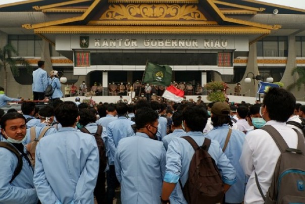 Ratusan massa mahasiswa Fisip Unri menggelar aksi di gerbang samping Kantor Gubernur Riau (foto: dok/riau24group)