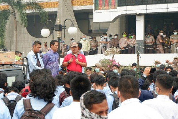 Kadis LHK Riau, Ervin Rizaldi menyambut ratusan mahasiswa saat menggelar aksi terkait kabut asap di Halaman Kantor Gubernur Riau (foto: dok/riau24group)