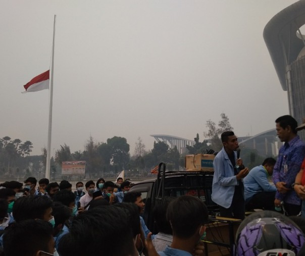 Aksi unjuk rasa dibawa bendera setengah tiang (Foto: Zar/Riau1.com)