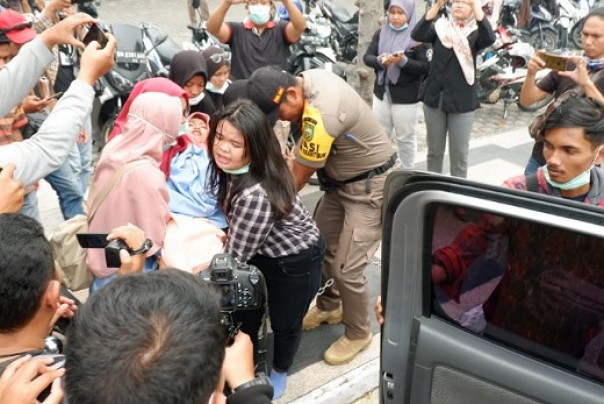 Sejumlah mahasiswi yang pingsan dievakuasi ke RS Bhayangkara Polda Riau (foto: dok/riau24group)