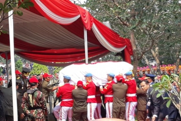 Prosesi pemakaman mantan Presiden RI BJ Habibie secara militer  Taman Makam Pahlawan Kalibata, Jakarta Selatan, Kamis. 