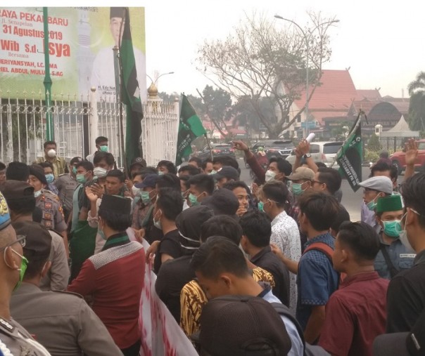 Aksi unjuk rasa dari HMI Pekanbaru (Foto: Zar/Riau1.com)