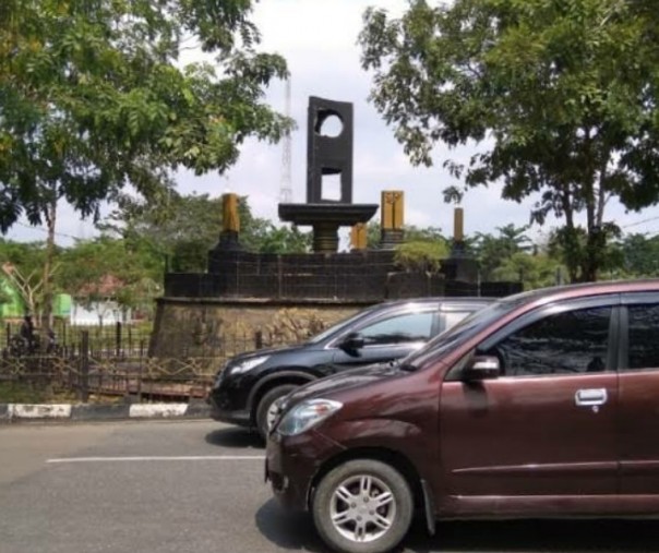 Tugu Adipura di depan kantor wali kota Pekanbaru yang bolong karena lempengan kuningannya dicuri. Foto: Riau1.