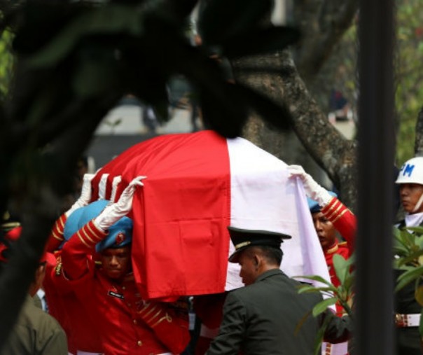 Personel Pasukan Pengamanan Presiden (Paspampres) mengusung peti jenazah almarhum Presiden Ke-3 Republik Indonesia BJ Habibie menuju ke liang lahat. Foto: Kumparan.com.