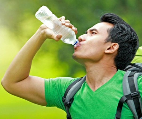 Ilustrasi minum air mineral. Foto: Shutterstock.