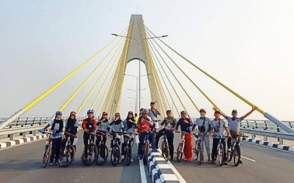 Kepala Dispora Kota Pekanbaru, Zulfahmi Adrian bersama sejumlah anggota PPI Pekanbaru saat bersepeda di Jembatan Siak IV, salah satu venue yang akan dilewati peserta Gowes Nusantara 2019