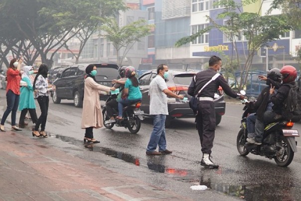 Manajemen Mal Pekanbaru membagikan masker di Jalan Sudirman