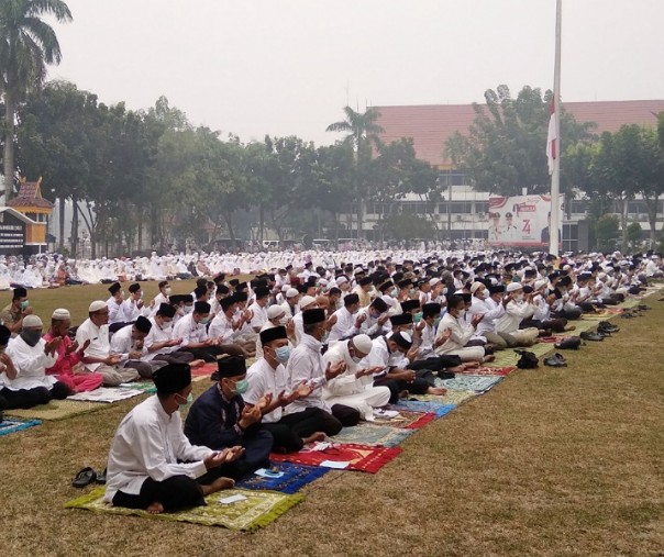 Wali Kota Pekanbaru bersama jajarannya dan masyarakat salat Istisqa dan berdoa akar segera diturunkan hujan, Jumat (13/9/2019). Foto: Surya/Riau1.com.