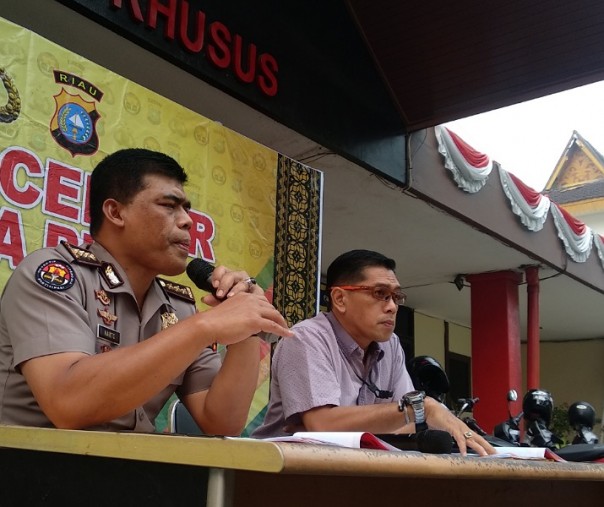 Direktur Reskrimsus Polda Riau Kombes Andri didampingi Kabid Humas Kombes Sunarto dalam jumpa persnya, Jumat sore.