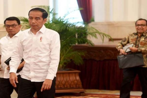 Presiden Jokowi (tengah).