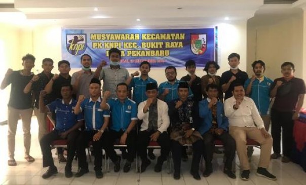 Ketua PK KNPI Bukit Raya terpilih, Anggi Kurniawan (tengah berdiri) bersama jajaran pengurus KNPI Kota Pekanbaru usai Muscam PK KNPI Bukit Raya
