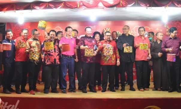Wakil Gubernur Riau, Edy Natar Nasution bersama para Panitia Zhong Qiu Festival 2019 dan perwakilan ormas Tionghoa saat perayaan Zhong Qiu Festival 2019 di KTM Pekanbaru