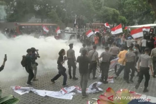 Unjuk rasa pendukung Revisi UU KPK berujung rusuh di Gedung KPK, Jumat. 