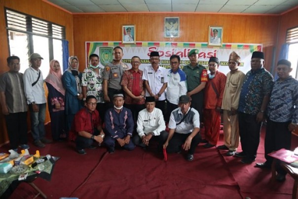 Sekretaris Kesbangpol Inhil bersama Camat dan Forkopimcam serta Kepala Desa se Kecamatan Batang Tuaka