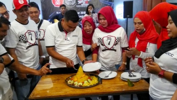 Ketua WCC Chapter Riau terpilih, Romi Kurniawan potong tumpeng Anniversary ke-2 WCC Chapter Riau (foto: barkah/riau1.com)