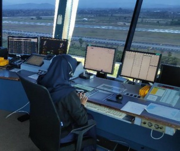Operator saat mengatur pendataran dan lepas landas pesawat di menara ATC. Foto: Detik.com.