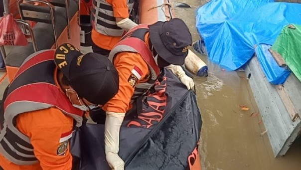 Tim SAR mengevakuasi jasad korban