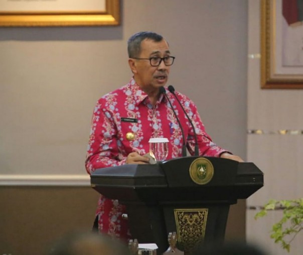 Gubernur Riau Syamsuar saat menggelar rapat koordinasi penanggulangan dan pencegahan kebakaran hutan dan lahan (Foto: riau24.com/Ari)