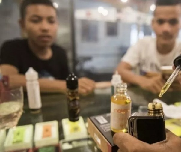 Ilustrasi cara meneteskan cairan vape. Foto: Antara.