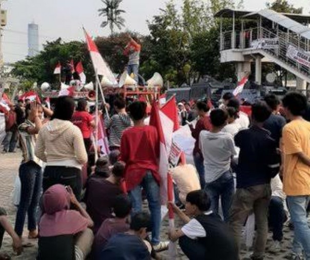 Massa demo Sabtu ini di depan Gedung KPK mengaku dibayar. Foto: Tirto.id.