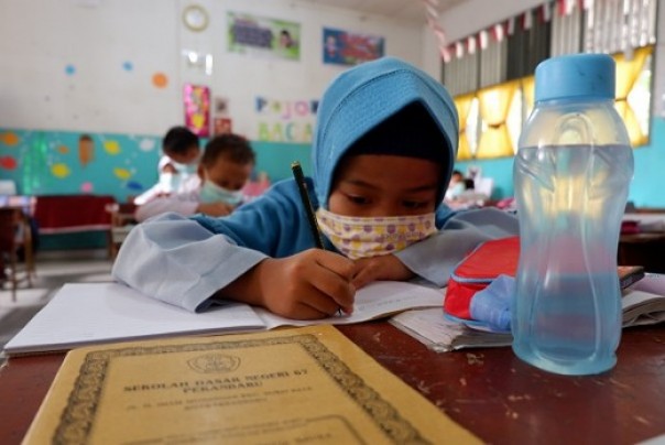 Anak SD di Pekanbaru terpaksa belajar dengan menggunakan masker beberapa waktu lalu sebelum sekolah diliburkan (foto: dok/riau24group)