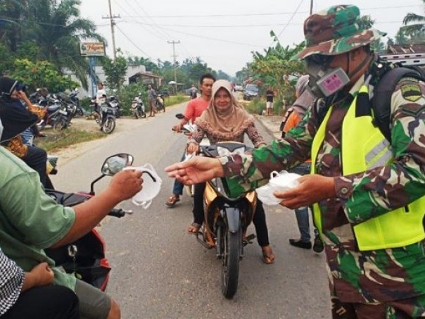 TNI Inhu bagi-bagi masker kepada masyarakat