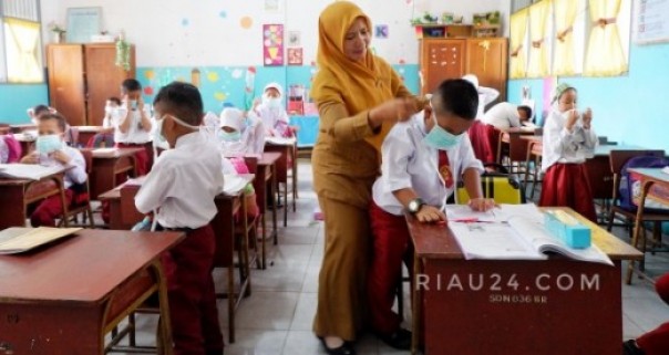 Siswa belajar dengan mengenakan masker (foto: dok/riau24group)