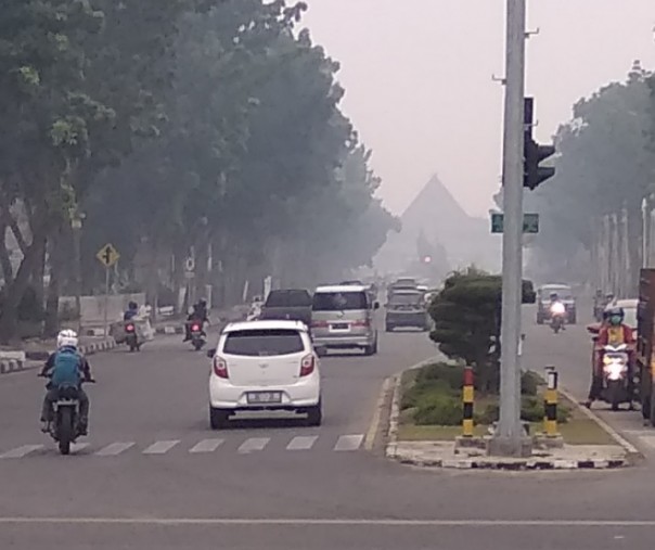 Kantor Gubernur Riau tak terlihat jelas akibat kabut asap di Kota Pekanbaru, Sabtu (14/9/2019). Foto: Surya/Riau1.