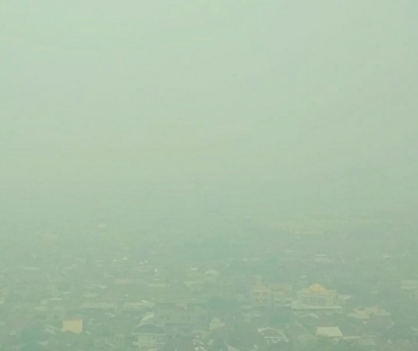 Potret Kota Pekanbaru yang difoto dari gedung tinggi. Tampak bangunan hilang akibat pekatnya asap (Foto Riau1.com)