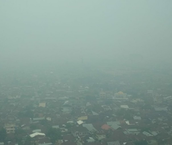 Kabut asap pekat membuat wilayah Kota Pekanbaru hilang dari pandangan mata pagi ini, Senin (16/9/2019). Foto: Riau1.