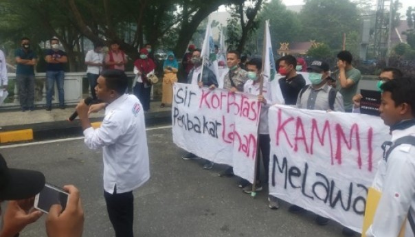 KAMMI gelar aksi di DPRD Riau desak Jokowi copot Kapolda dan Pangdam karena karlahut tak tuntas (foto: dok/riau24group)