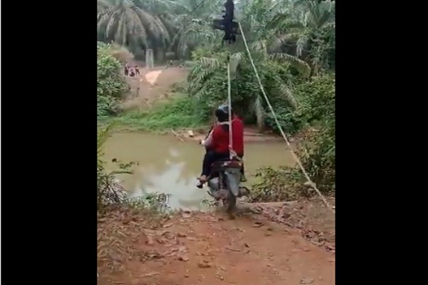 Ini penampakan Dua Remaja seberangi sungai gunakan tali seperti flying fox yang diikatkan di motor matic, Senin. 