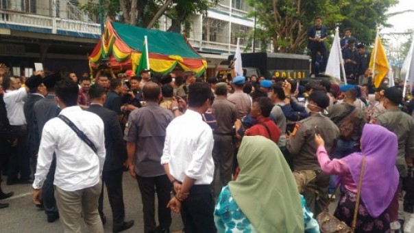Ratusan massa mahasiswa menggelar aksi saat pelantikan 45 anggota DPRD Bengkalis