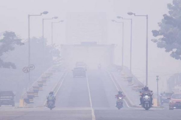 Jembatan Kahayan di Palangkaraya, mulai tidak jelas terlihat akibat kabut asap, Minggu. 
