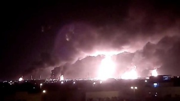Ledakan dan kebakaran hebat di ladang minyak Saudi Aramco diserang pakai Drone, Sabtu. 