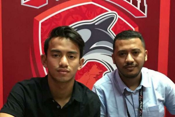 Cucu BJ Habibie, Rafid Habibie (kiri) resmi memperkuat Borneo FC. 
