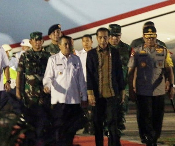 Presiden RI Joko Widodo saat tiba di Kota Pekanbaru, Riau pada Senin petang. Saat presiden tiba, kualitas udara di Pekanbaru dalam level berbahaya.