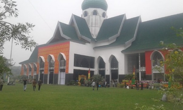 Suasana di luar Gedung Panglima Ghimbam saat pelantikan anggota DPRD Siak 2019-2024 tampak diselimuti kabut asap