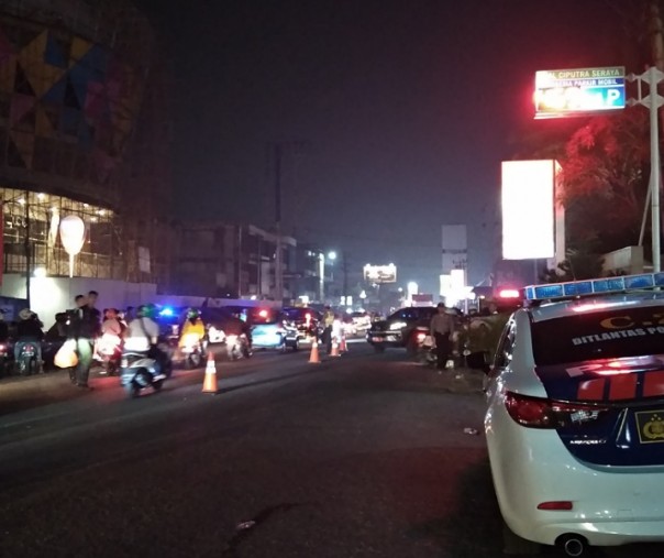 Kondisi Jalan Riau yang macet di depan Hotel Novotel Pekanbaru, Senin (16/9/2019) malam. Foto: Surya/Riau1.