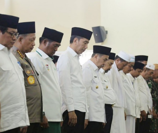Presiden RI Joko Widodo salat Istisqa di mesjid Amrullah (Foto: Istimewa)