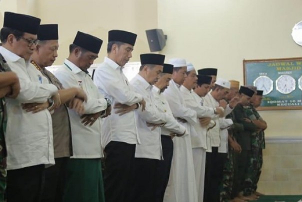 Presiden, Jokowi salat sunnah istisqa di Masjid Komplek Lanud Roesmin Nurjadin Pekanbaru