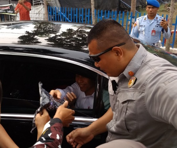 Jokowi saat membagi-bagikan kaos usai menggelar salat Istisqa (Foto: Zar/Riau1.com)