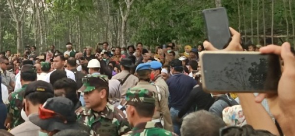 Kerumunan warga Pelalawan menyambut kedatangan Jokowi