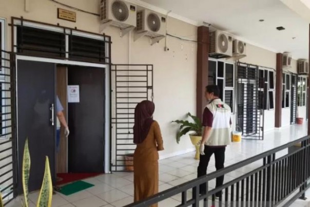 Anggota KPK menggeledah ruangan kerja kepala dinas Pendidikan, Provinsi Kepulauan Riau, Selasa. 