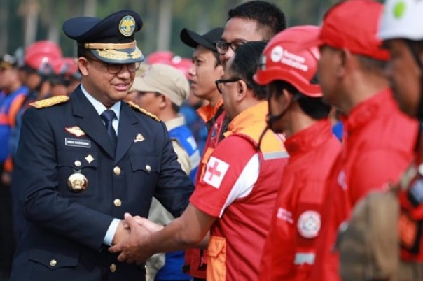 Gubernur DKI Jakarta, Anies Baswedan melepas Tim Satgas Terpadu Pemprov Jakarta untuk membantu penanganan karlahut di Sumatera dan Kalimantan (foto: @aniesbaswedan)
