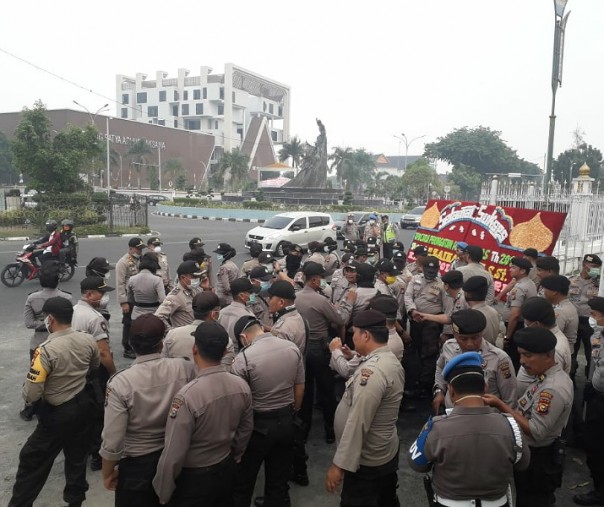 Ratusan aparat gabungan bersiaga di pintu gerbang masuk kantor gubernur Riau, Selasa (17/9/2019). Foto: Riau1.