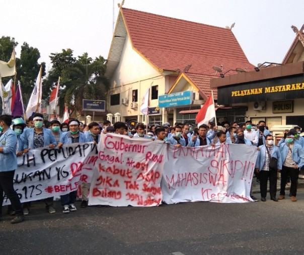 Ribuan mahasiswa UNRI saat berunjuk rasa di depan gerbang Mapolda Riau, Selasa (17/9/2019). Foto: Surya/Riau1.